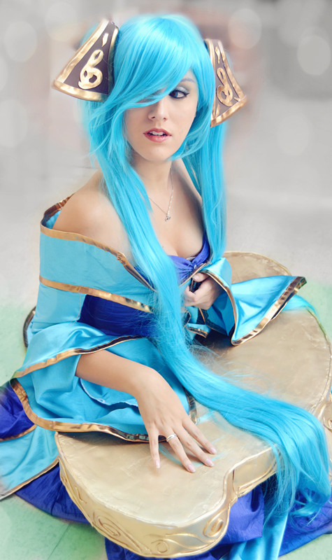 sona_cosplay__league_of_legends__by_thesweetamy-d796zty